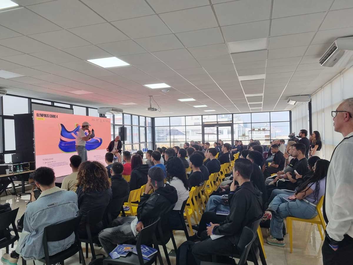Palestra na Eureka Paulista 688, com plateia em cadeiras e telão na área interna